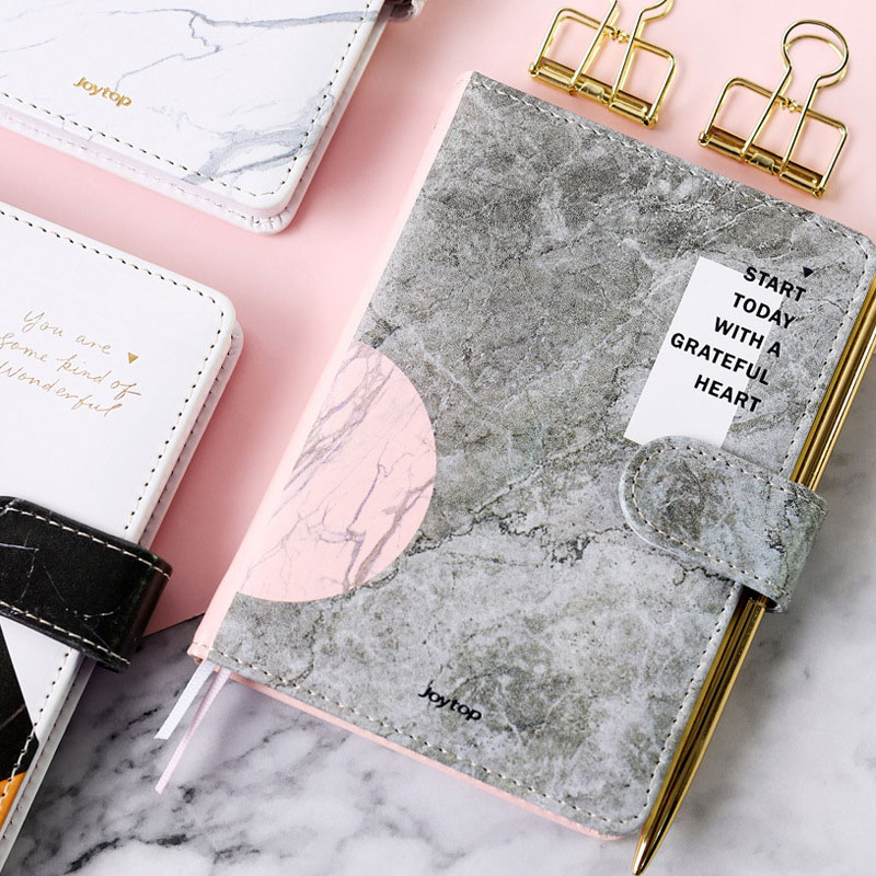 Zergatik hartzen ari dira harrizko paperezko koadernoak mahaiak 2024an?